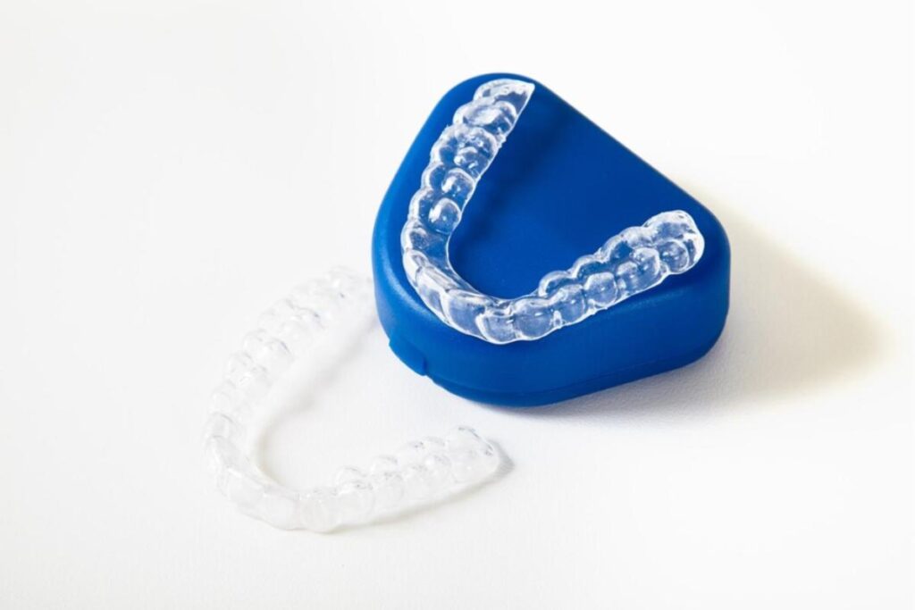 Pros and cons of using invisible braces